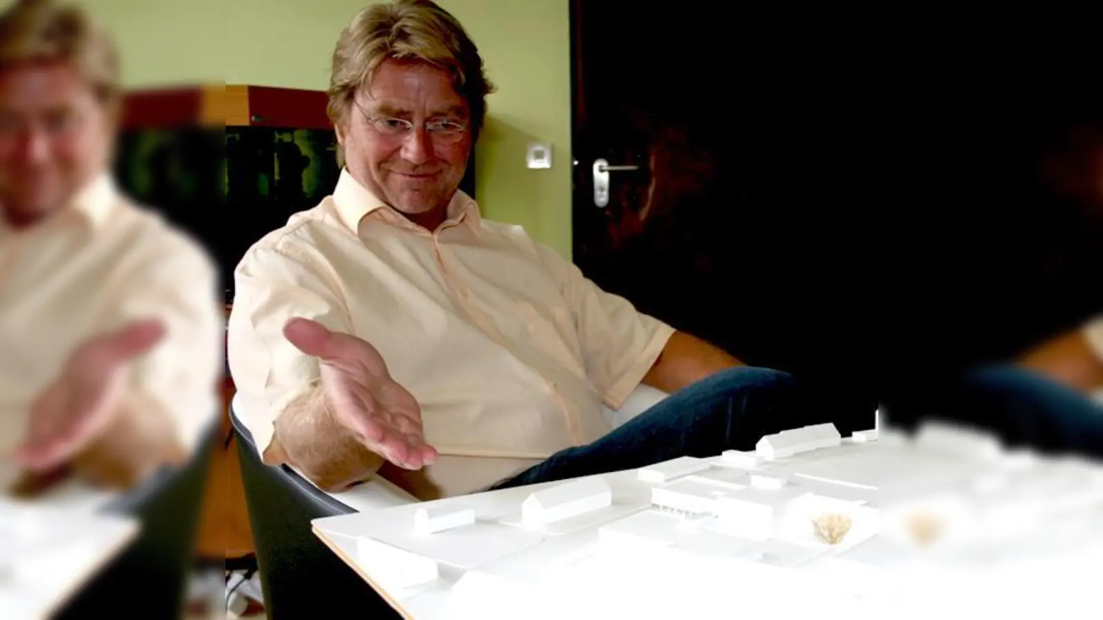 Rektor René Horak vom Schulzentrum Moosach an der Gera-/Leipziger Straße präsentierte das Modell zur Sanierung des Komplexes.	 (Foto: ws)