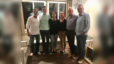 Am vergangenen Wochenende fand auf der Golfanlage Rottbach der sportliche Saisonhöhepunkt im Teamwettbewerb statt. Nach dem großen Vorbild Ryder-Cup kürten 50 Teams mit je 2 Spielern ihre Meister. In der Spielform 4-Ball und klassischer Vierer setzten sich die glücklichen Sieger durch. Das Team Herren, bestehend aus Uwe Mielke und Thomas Krutzinna (von links) sowie Pamela Frodl und Miranda Yates-Steg vom Damen Team wie auch Heribert Güntner und Helmut Ebner vom Senioren-Team freuten sich über die gelungene Veranstaltung. (Foto: SU)