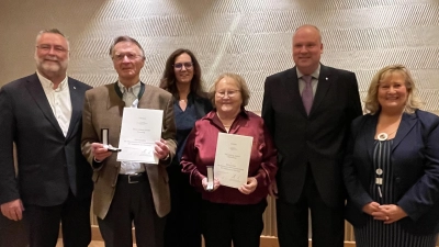 Hedwig Zacherl und Johann Strobl erhielten für ihr langjähriges Engagement das Ehrenzeichen des Ministerpräsidenten überreicht. Es gratulierten (v.l.) Ismanings Bürgermeister Alexander Greulich, Kreisräting Claudia Leitner, Landrat Christoph Göbel und stellvertretende Landrätin, Annette Gansmüller-Maluche. (Foto: hw)