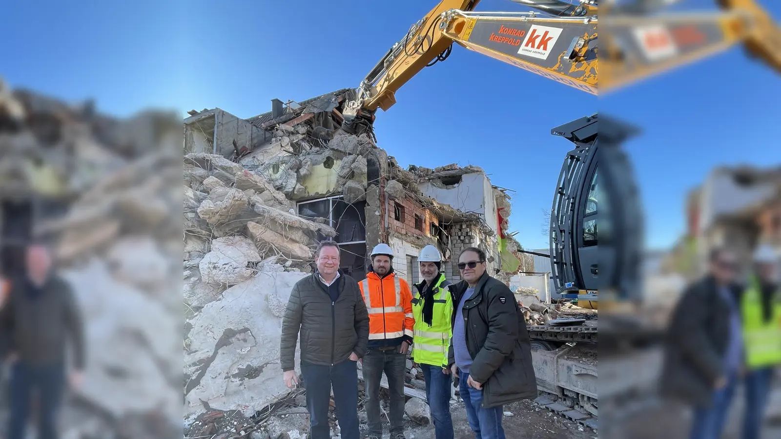 Die Abbrucharbeiten am ehemaligen Pschorrhof haben begonnen. Bürgermeister Peter Köstler, Bauleiter Frank Staffler (Konrad Kreppold GmbH), Stefan Schädle (Hochbau Gemeinde Gräfelfing) und Oliver Langemann (ehemaliger Wirt Pschorrhof) machten sichein Bild von den Abbrucharbeiten (v.l.). (Foto: Gemeinde Gräfelfing)