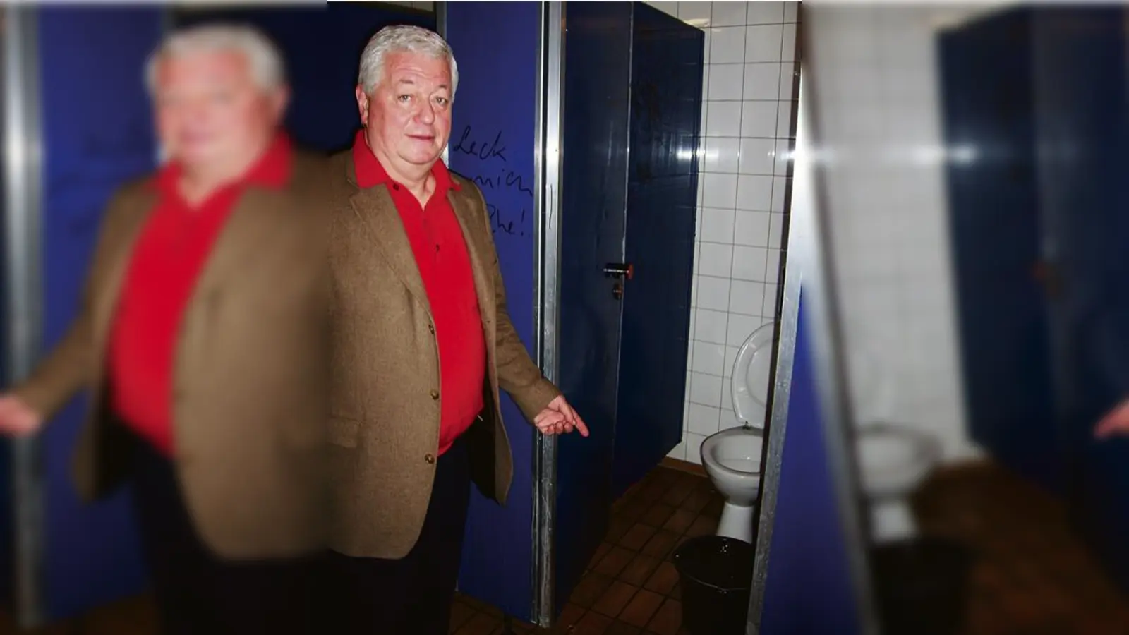 Dr. Peter Riedner, Schulleiter des Gymnasiums, zeigt in einem der übel riechenden Toilettenräume auf einen Eimer, der tropfendes Wasser aufsammelt (l.). (Foto: sd)