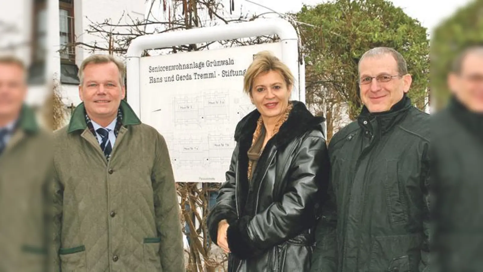 Bürgermeister Jan Neusiedl (l.) und Manfred Becker von der Inneren Mission begrüßten die neue Leitung der Tremml-Stiftung: Ulrike Prölß. 	 (Foto: hol)