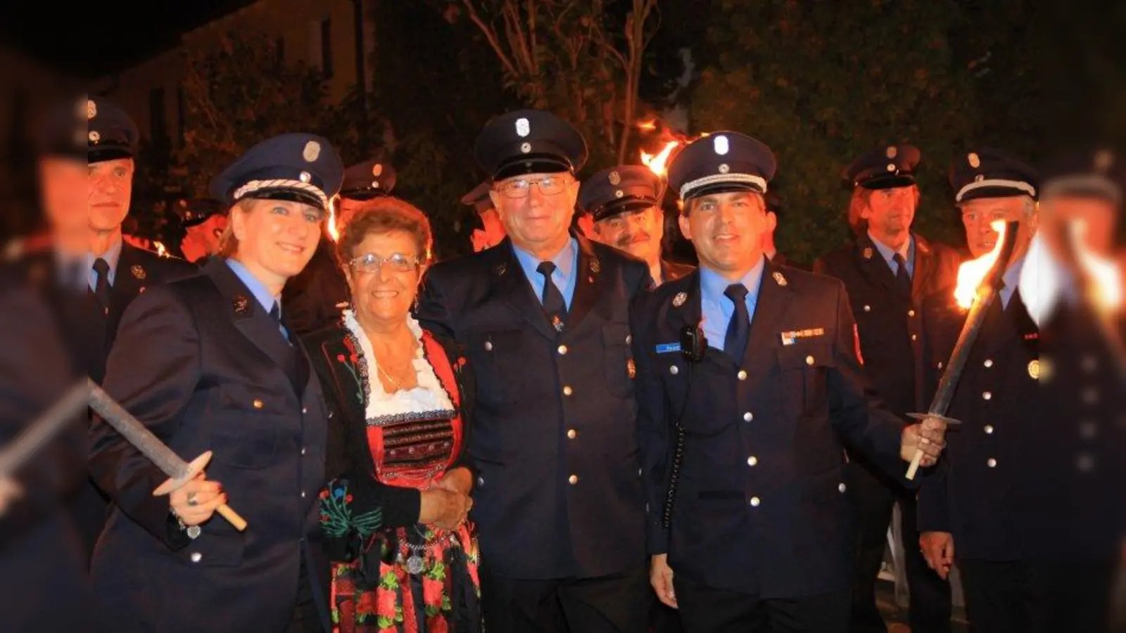 130 Gratulanten beim stimmungsvollen Fackelzug zum 80. Geburtstag von Ludwig Kos (2.v.r.), darunter Vereinsvorsitzende Sonja Stolz, Ehefrau Henny und erster Kommandant Martin Heizer (v.l.). (Foto: us)