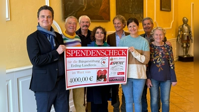 Tobias Pfülb, Mitinitiator und Sänger, Dr. Wolfram Rohland, Kinderarzt, Friedhelm Rickert, Fa. Spetec, Heike Puzicha, Organisation und Gästebetreuung, Georg Frhr. von Hammerstein, Schloss Aufhausen, Janine Altheimer, Vorsitzende des Stiftungsrates der Bürgerstiftung im Landkreis Erding, Giorgio Zolyniak, Veranstalter, Dr. Ingrid Rohland, Kinderärztin. (Foto: chö)