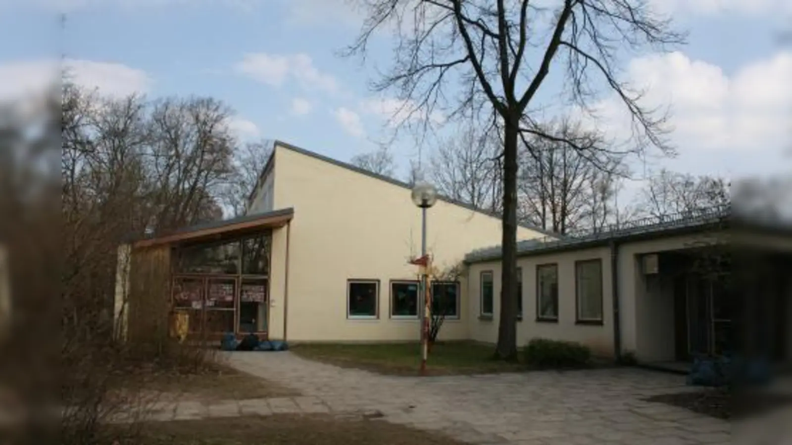 Der Hort an der Camerloher Grundschule wird abgerissen werden. Dort soll ein neuer Pavillon entstehen. Mehr Hortplätze wird es dadurch nicht geben. (Foto: tg)