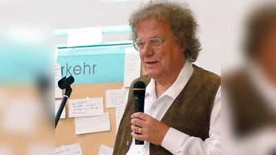 Christian Fahnberg bei seiner ersten Analyse des Verkehrsaufkommens in Unterbiberg. 	 (Foto: Angela Boschert)