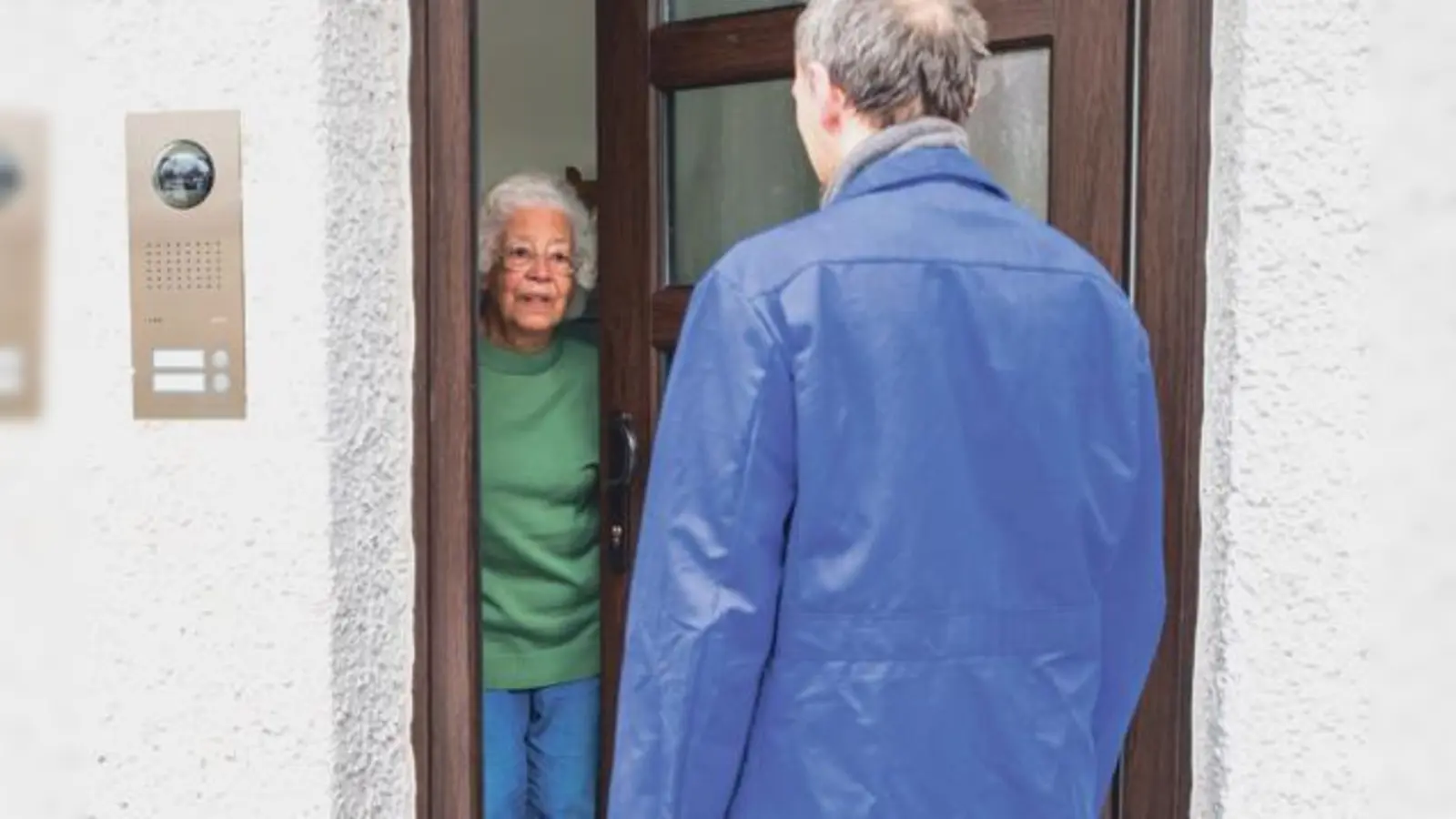Wenn vor der Tür ein Unbekannter steht, seien Sie nicht zu gutgläubig, rät die Polizei. Im schlechteren Fall handelt es sich um einen Trickbetrüger.	 (Foto: Polizei)