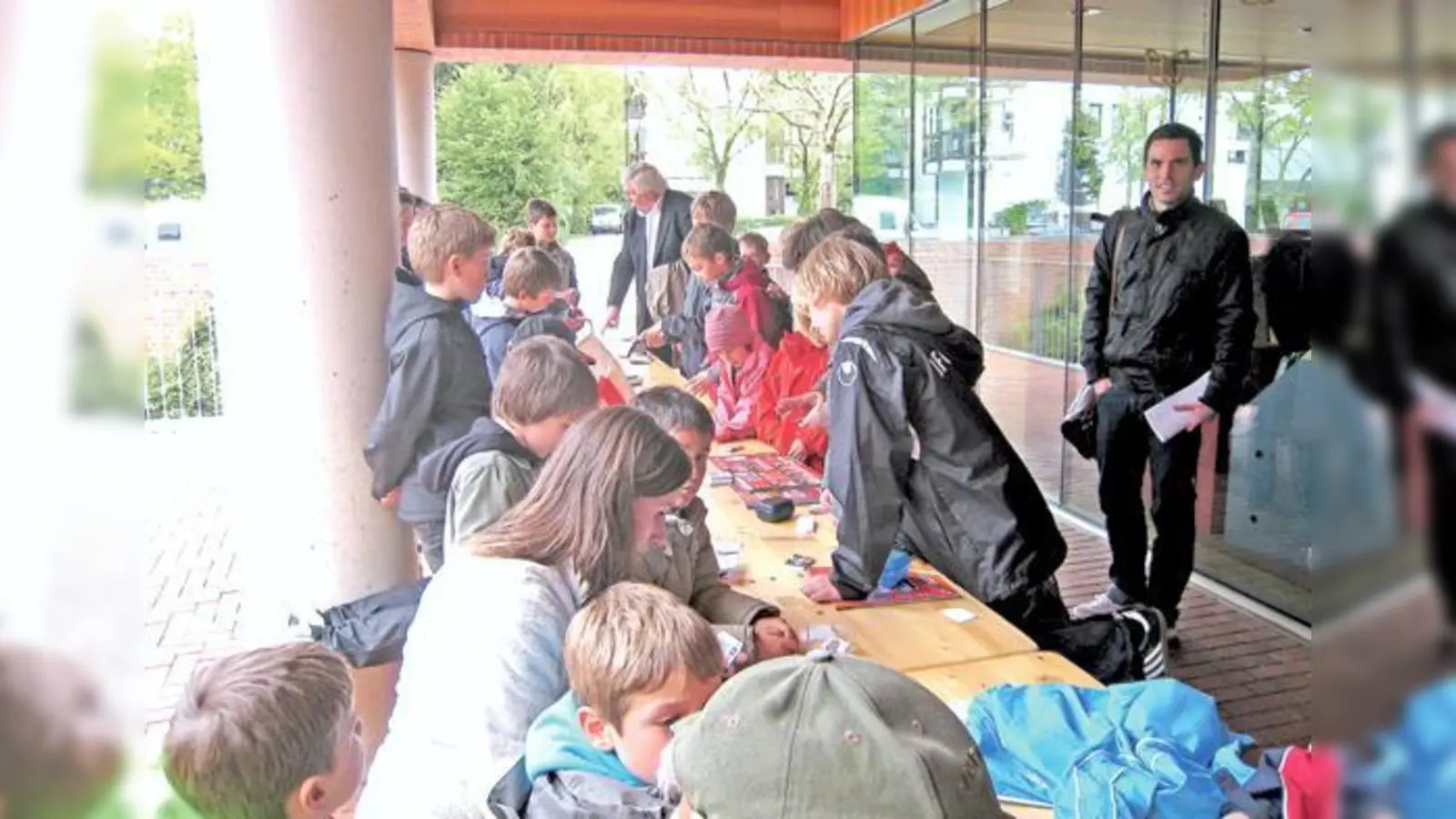 Sammeleifer der Feldkirchener Panini-Fans auf dem Rathausplatz. (Foto: Privat)