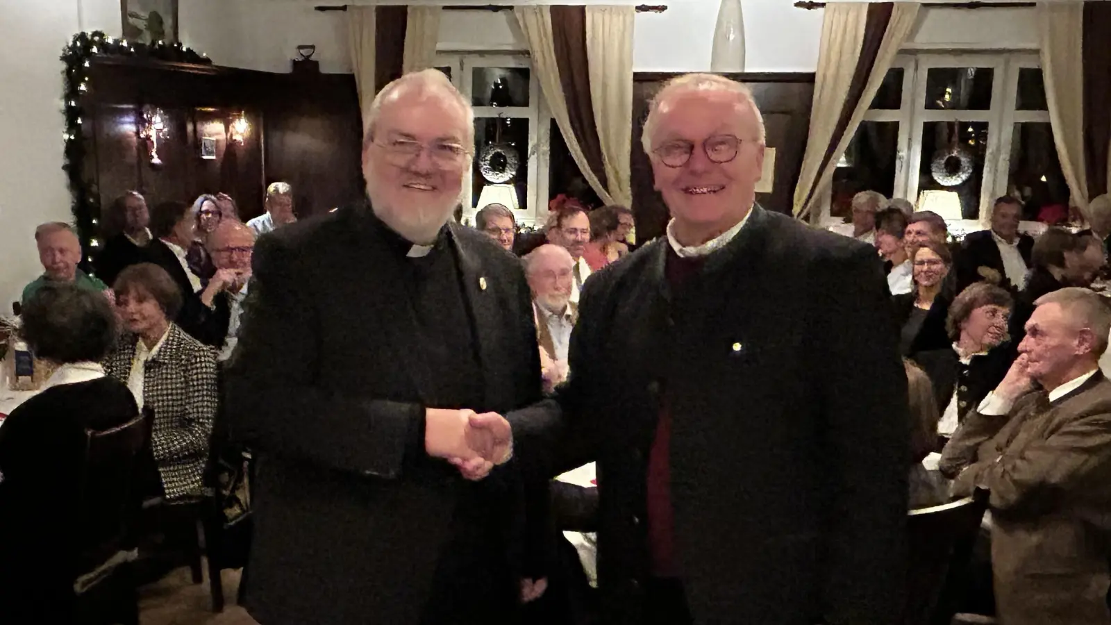 Günter Riedner (r.) begrüßte Pater Gerhard Lagleder aus Mandeni in Südafrika. (Foto: Rotary Club Gauting-Würmtal)