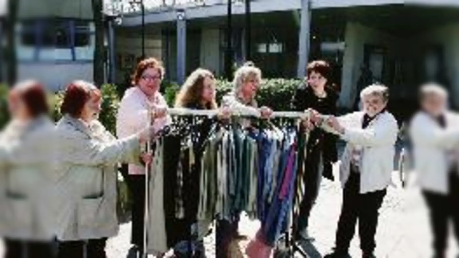 Ziehen gemeinsam an einem Kleiderständer: Die Frauengruppe der Gemeinwesenarbeit bezieht derzeit die neuen Räume der »Schickeria« am Stanigplatz.  (Foto: gf)