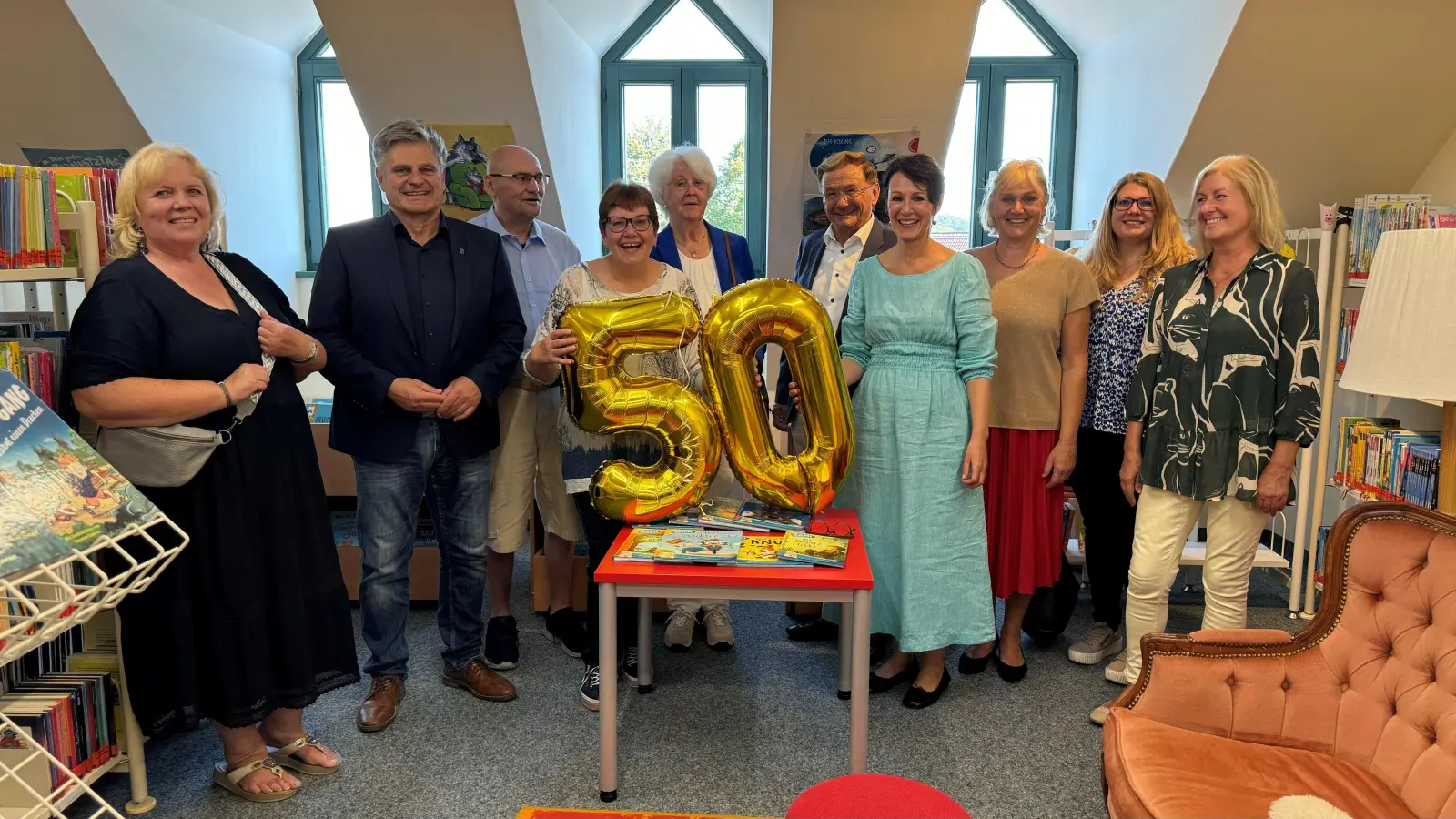 Geburtstagsgäste, Mitarbeiterinnen und Ehemalige: v.l. Kulturreferentin Simone Stenzer, 1. Bürgermeister Stefan Joachimsthaler, Gemeinderat Erich Heinz, Büchereileitung Andrea Schlick, Mit-Initiatorin und damals erste Büchereileitung Benita Poelchau, 2. Bürgermeister Hans Friedl, Bücherei-Mitarbeiterin Angela Pschorr, ehemalige Bücherei-Mitarbeiterin Ingrid Maus, Julia Binder von der Landesfachstelle an der Bayerischen Staatsbibliothek und Bücherei-Mitarbeiterin Heike Voss. (Foto: Gemeinde Alling)