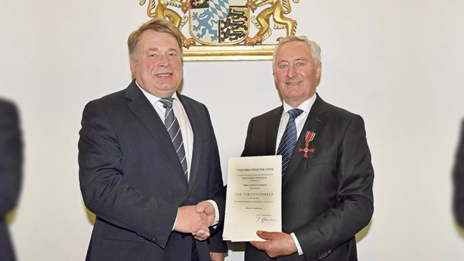 Landwirtschaftsminister Helmut Brunner (l.) ehrte mit Christian Schleich einen der bayerischen Leistungsträger in Sachen Schafzucht im Freistaat.  (Foto: Baumgart/Staatsministerium)