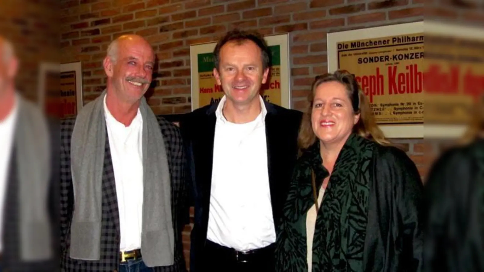 Die glücklichen Gewinner Kurt Uhl und seine Frau Susanne freuten sich, den Ausnahmemusiker Willy Astor (Mitte) einmal persönlich treffen zu dürfen.  (Foto: hw)