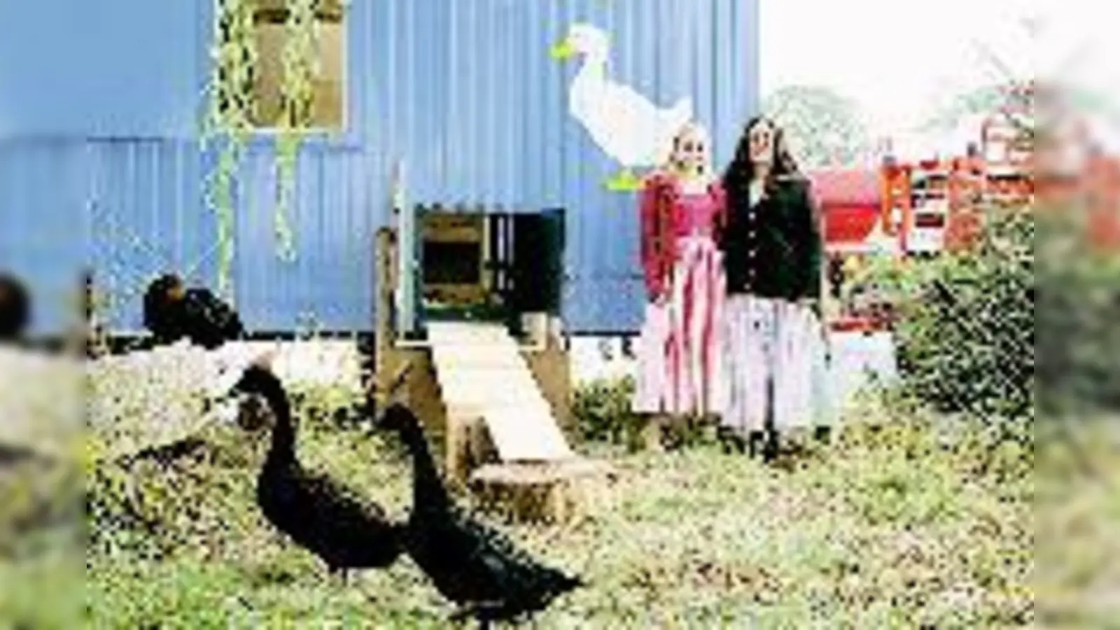 Hedi Laubhart und ihr Patenkind Lisa Harrer mit dem neuen »fahrbaren Hühnerstall«.  (Foto: hol)