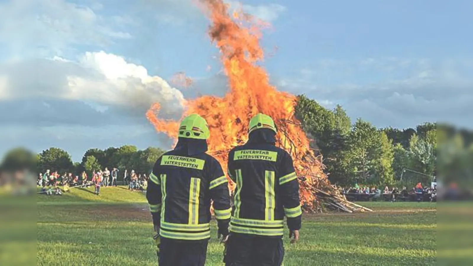 Die Feuerwehr Vaterstetten entzündet das Feuer  bereits am Freitag, 19. Juni.	 (Foto: VA)