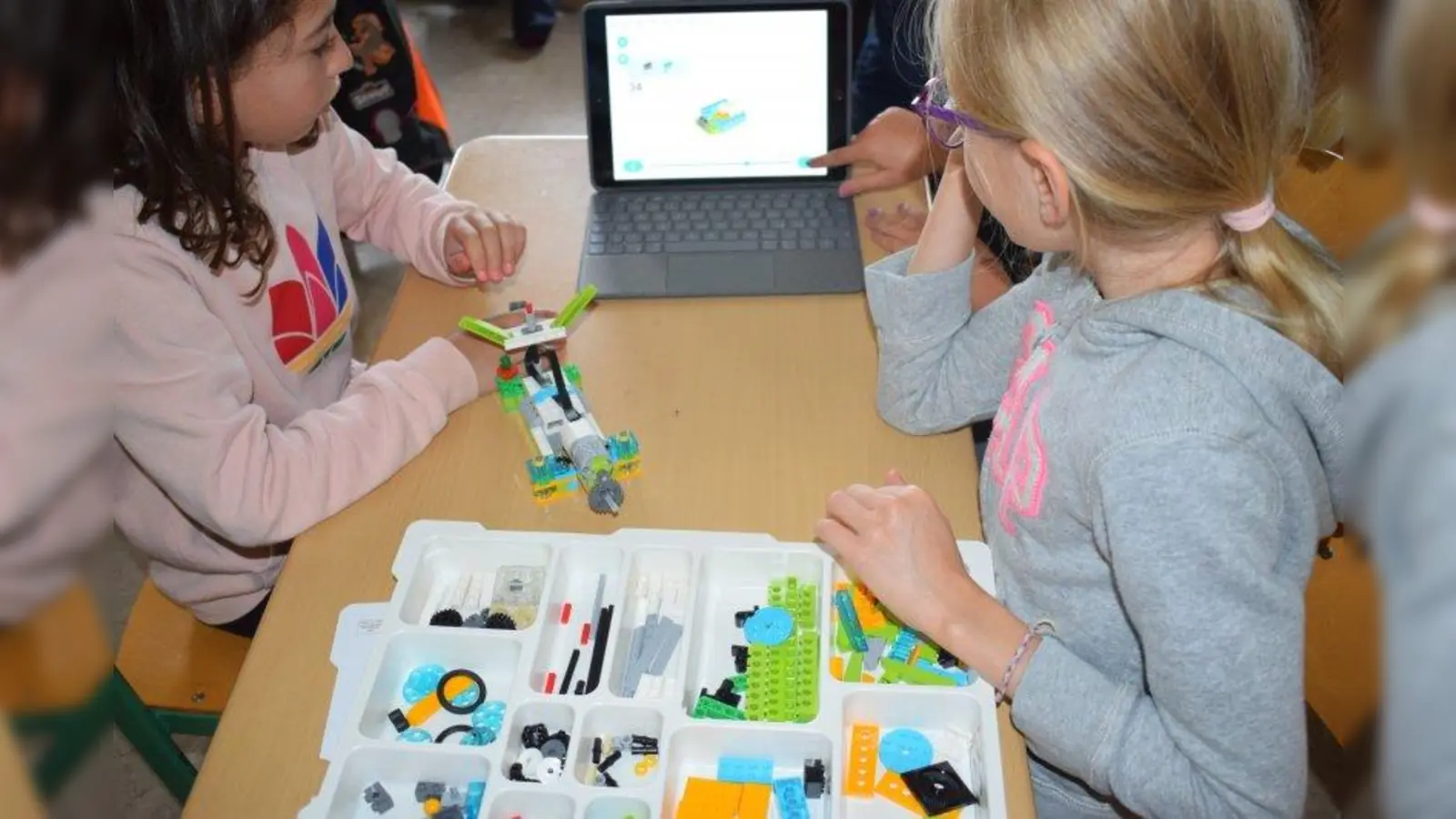 LEGO-Baukästen und iPads: Die 2d der Kleinfeldschule bekam einen spielerischen Einblick ins Programmieren. (Foto: Kleinfeldschule)
