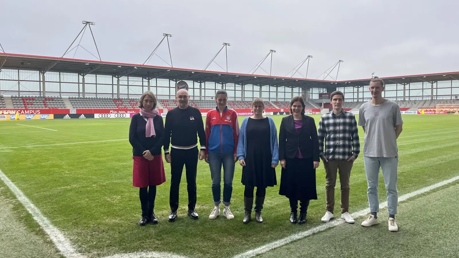 Bildung am Ball: die AWO, der FC Bayern, die DFL-Stiftung und die Stadt München sind überzeugt vom Lernort Stadion, hier am FC Bayern Campus. (Foto: Stefanie Halbinger)