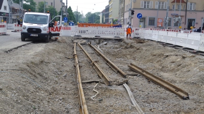 In der Agnes-Bernauer-Straße werden zwischen Ossietzkystraße und Fröbelplatz die Gleise für die Tram 19 erneuert. (Foto: kö)
