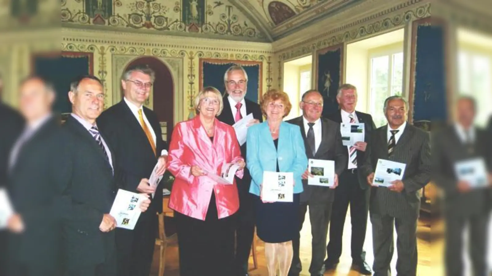 Die acht Bürgermeister der NordAllianz trafen sich letzte Woche im Ismaninger Schloss, um 30 erfolgreiche Jahre Revue passieren zu lassen. 	 (Foto: hgb)