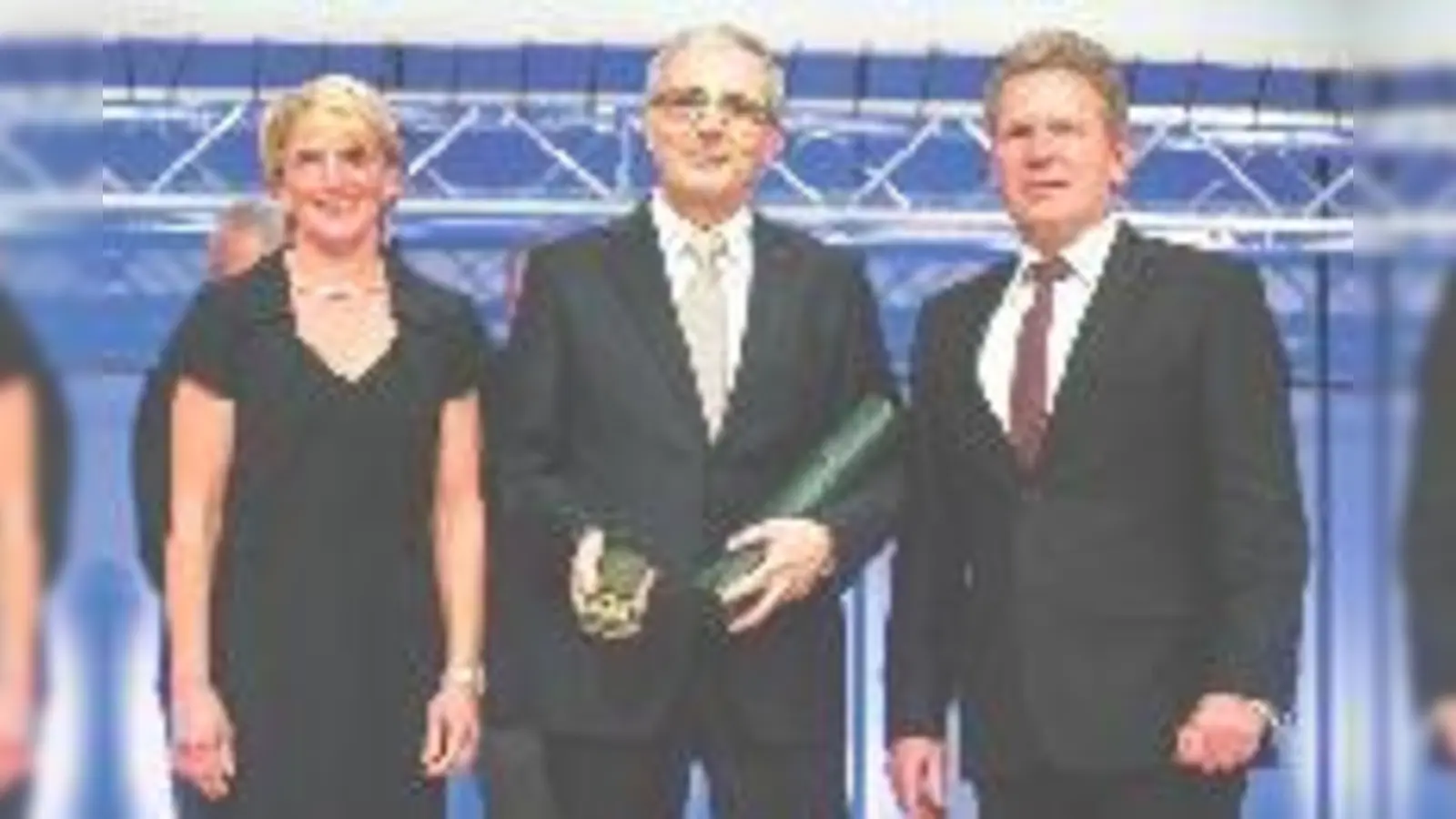 Der stolze Preisträger des VDE-Ehrenrings! Professor Josef A. Nossek (mitte) bei der Preisverleihung. 	 (Foto: VDE)