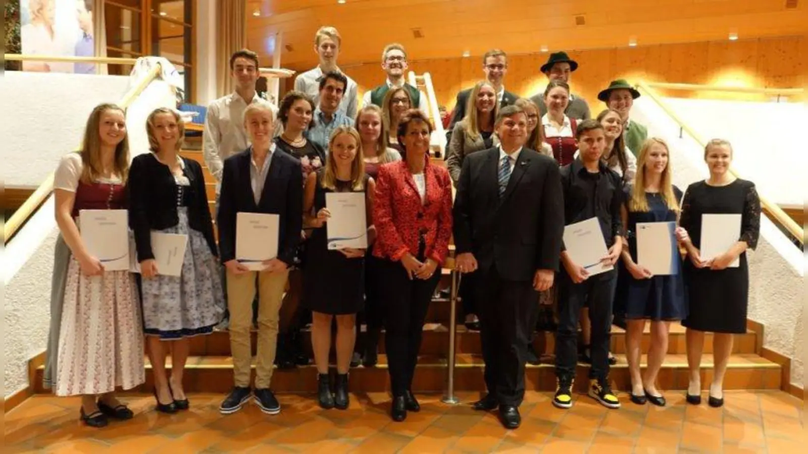 Bei der IHK-Abschlussfeier in der Stadthalle Weilheim: die  Prüfungsbesten aus dem Landkreis zusammen mit Herbert Klein und Angelika Flock (beide Mitte). (Foto: IHK für München und Oberbayern)