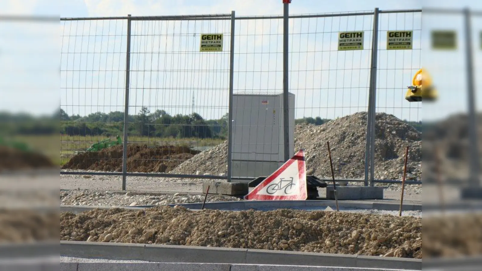 Hinter dem Bauzaun erstreckt sich das riesige Baugebiet Freiham. (Foto: pst)