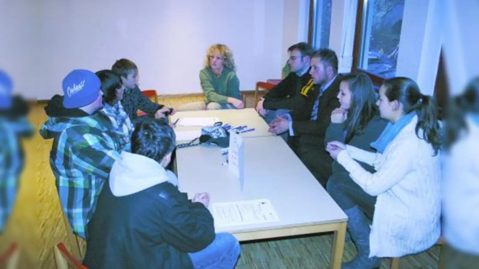 Gabriele Hartdegen (M.), Tobias Weiß (4.v.r.) und Florian Sperl (3.v.r.) nahmen sich den Anliegen der Jugendlichen aus Allach-Untermenzing an. Die Kinder- und Jugendsprechstunde soll künftig ein bis zweimal pro Jahr stattfinden. (Foto: ls)