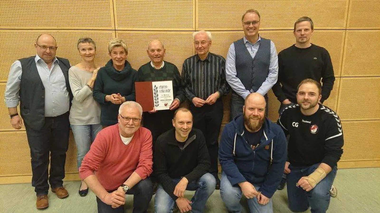 Karl-Heinz Niebler, Gerlinde Arndt, Maria Röder, Albert Altmann, Klaus Richter, Peter Heiß, Thomas Neumann (stehend von links), Jürgen Matzel, Markus Scheid, Manuel Lindemiller und Christoph Görke (kniend von links). (Foto: TSV Alling)