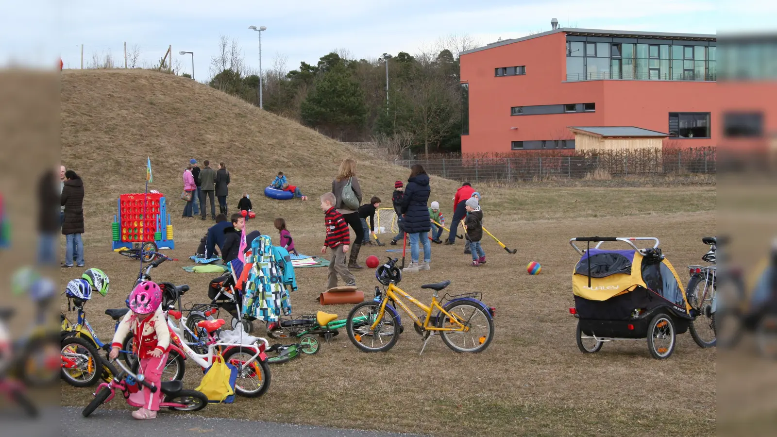Auch bei trüben Wetter kann es richtig viel Spaß machen draußen zu spielen, vor allem wenn das Spielmobil seinen Besuch angekündigt hat.  (Foto: Spielmobil)