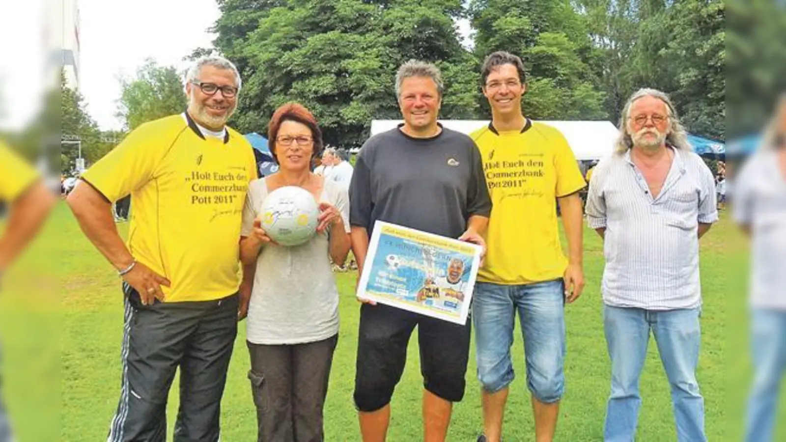 Lächelnd präsentieren sie sich der Kamera (v. l.): Jimmy Hartwig, Daniela Lahm (Jugendleitung), Michael Franke (Vorsitzender), Stefan Rösch (Commerzbank), Werner Lieb (Jugendleitung).  (Foto: VA)