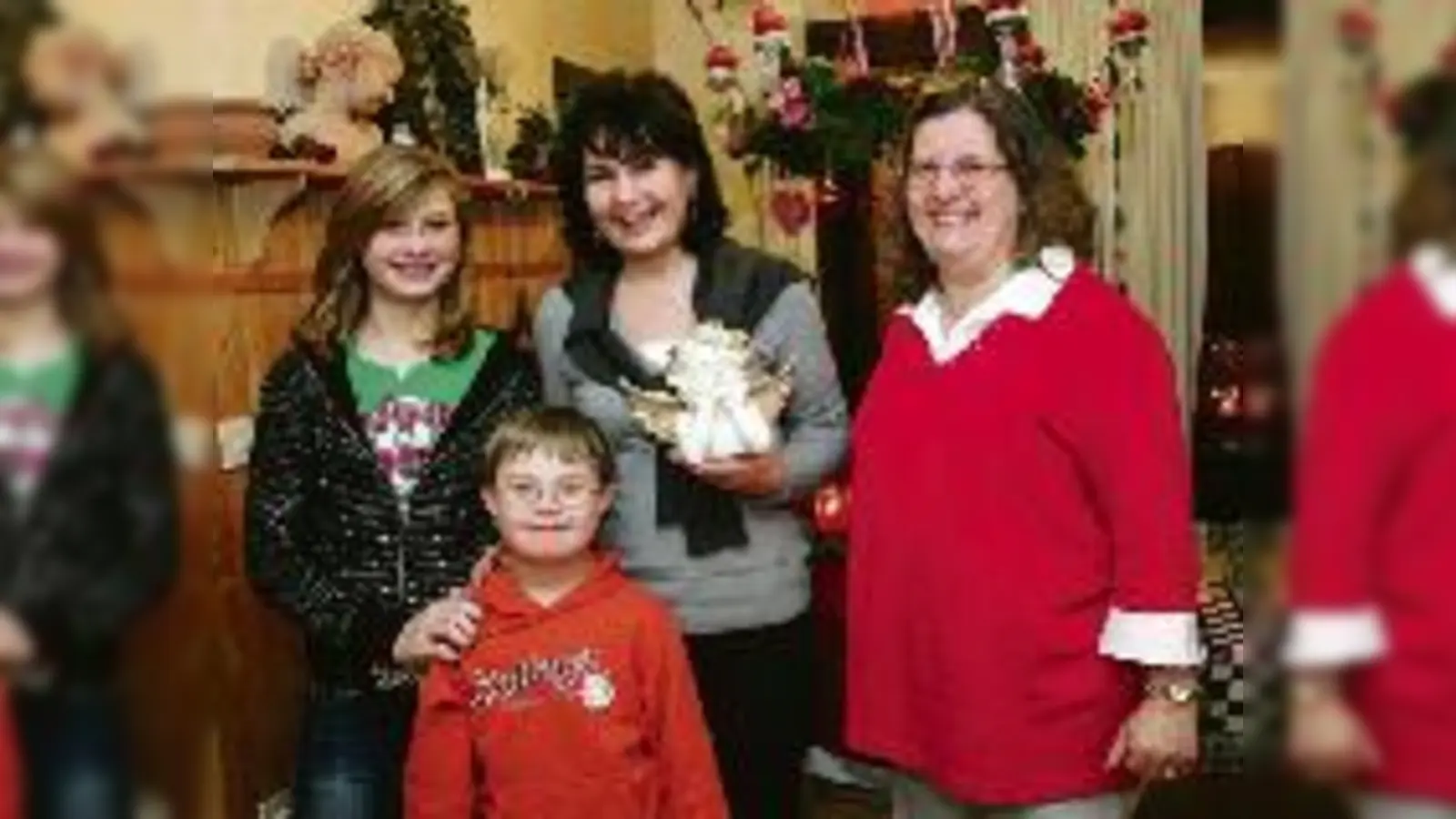 Sabine Schönfeld (Mitte) ist der diesjährige Weihnachtsengel. Vorgeschlagen von Sissy Melinz (re.)  für den engagierten Kampf der Mutter von Nathalie (13) und Lukas (10) um die schulische Integration von Kindern mit Down-Syndrom.  (Foto: ko)