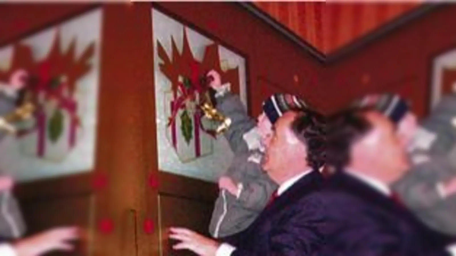Der Bürgermeister Feldkirchens, Leonhard Baumann, mit dem fünfjährigen Robert beim Öffnen des ersten Türchens des Adventskalenders. 	 (Foto: VA)