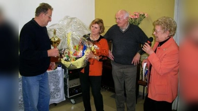 Bei der Ehrung des Erstplatzierten beim diesjährigen Schafkopfturnier: (von links) Gewinner Harry Frenzl, Geschenkkorbspenderin Gisela Krause, Pokalstifter Albert Heimerl und Pfarrgemeinderatsvorsitzende Inge Leising. (Foto: Alfred Lehmann)