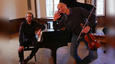 Ist am 20. Juli im Schloss Kempfenhausen zu hören:  das Duo Max Grosch und Matthias Bublath. Am Schlagzeug begleitet sie Christian Lettner. (Foto: Maren Martell)