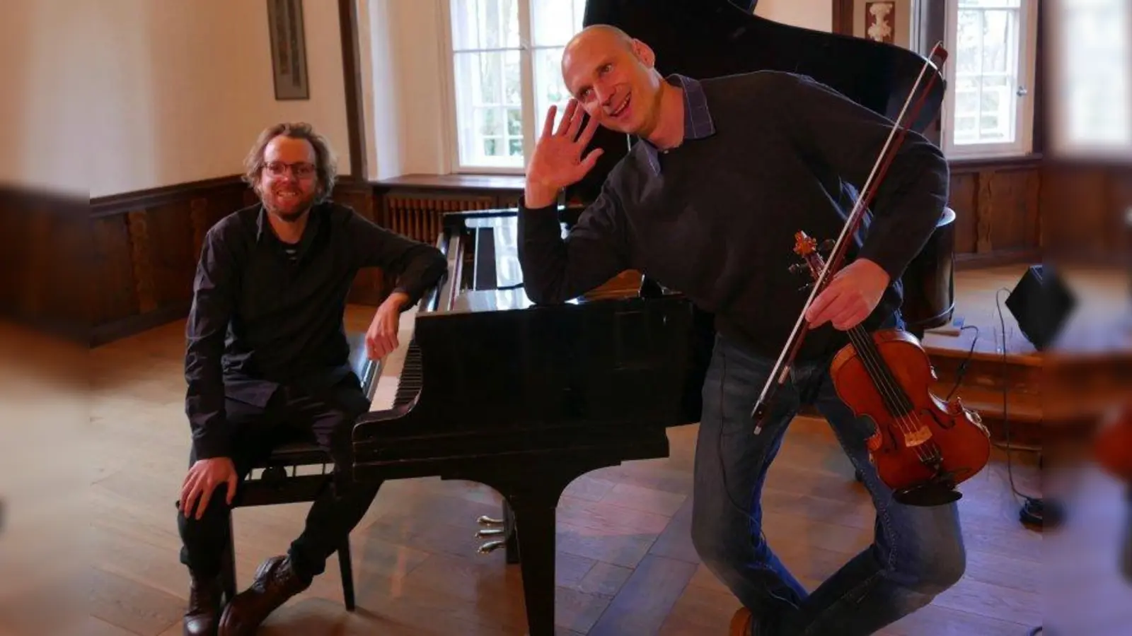 Ist am 20. Juli im Schloss Kempfenhausen zu hören:  das Duo Max Grosch und Matthias Bublath. Am Schlagzeug begleitet sie Christian Lettner. (Foto: Maren Martell)