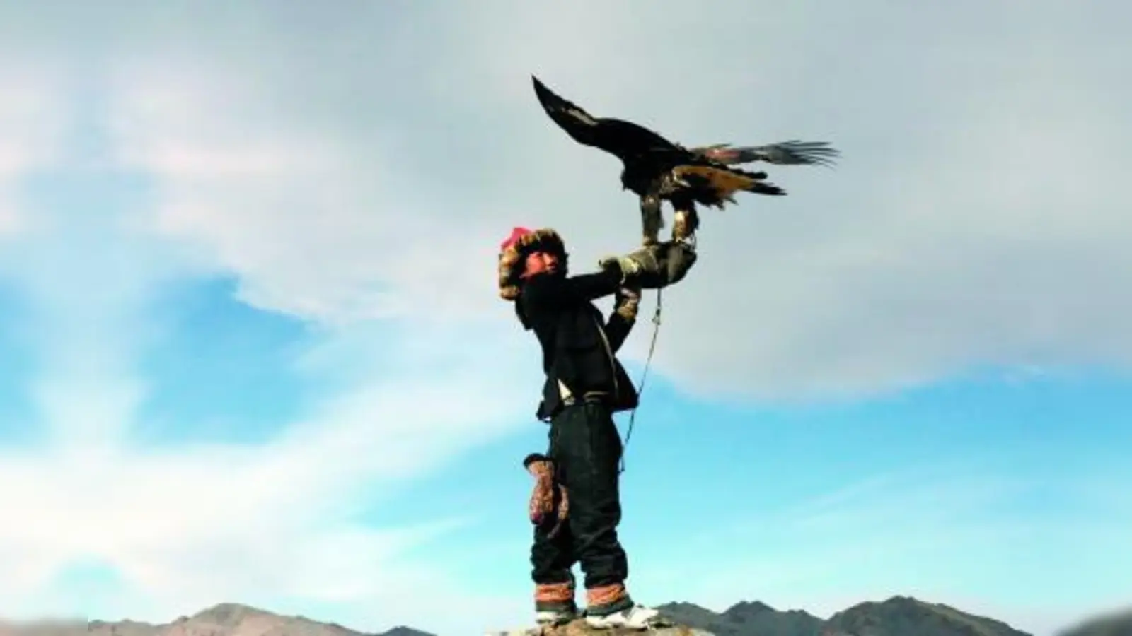 Bazarbai ist mit seinem Adler unterwegs auf einer abenteuerlichen Reise. (Foto: Movienet)