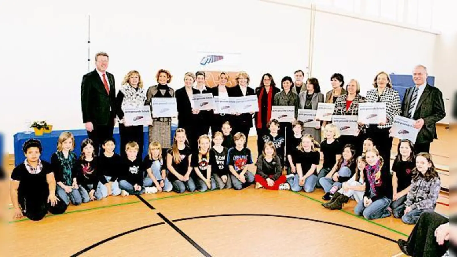 Die zwölf Schulen, die an dem Gesundheitsprojekt teilnehmen, darunter aus Ismaning, bekamen jetzt Schilder überreicht.	 (Foto: VA)
