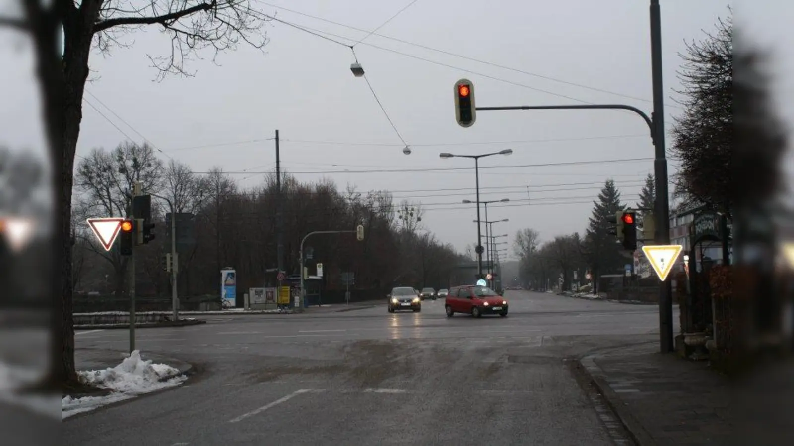 Nach Ansicht einer Bürgerin sollte die Ampelphase für Auto- und Fahrradfahrer, die aus der Maria-Ward-Straße kommen, verändert werden. (Foto: sb)
