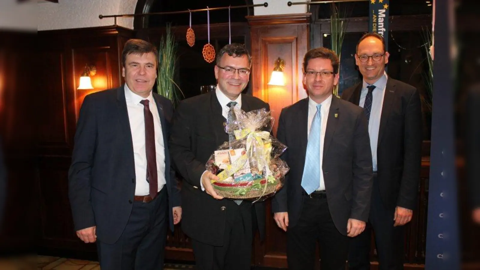 Politischer Ascherdonnerstag in Karlsfeld (von links): Bürgermeister Stefan Kolbe, Staatsminister Florian Herrmann (Leiter der Bayerischen Staatskanzlei), Christian Bieberle (Ortsvorsitzender CSU Karlsfeld) und der CSU-Landtagsabgeordnete Bernhard Seidenath. (Foto: CSU Karlsfeld)