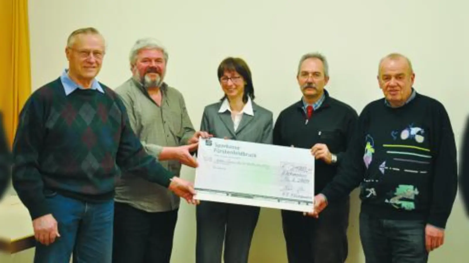 Symbolische Scheckübergabe: v.l. Wolfgang Fiebig und Valentin Spiess (Vorstand Kolpingsfamilie Eichenau), Beate Bettenhausen und Dieter Völkl (Vorstand „Helfende Hände e.V.“) und Achim Kolbe (2.Vors. Kolpingfamilie Eichenau). (Foto: pi)