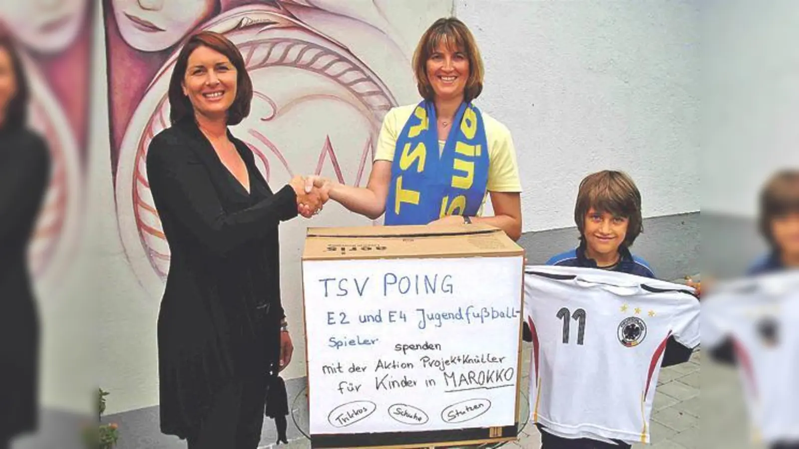 Barbara Knoll, Birte Feist und einer der jungen  Poinger Spender (v.li.n.re.).	 (Foto: VA)