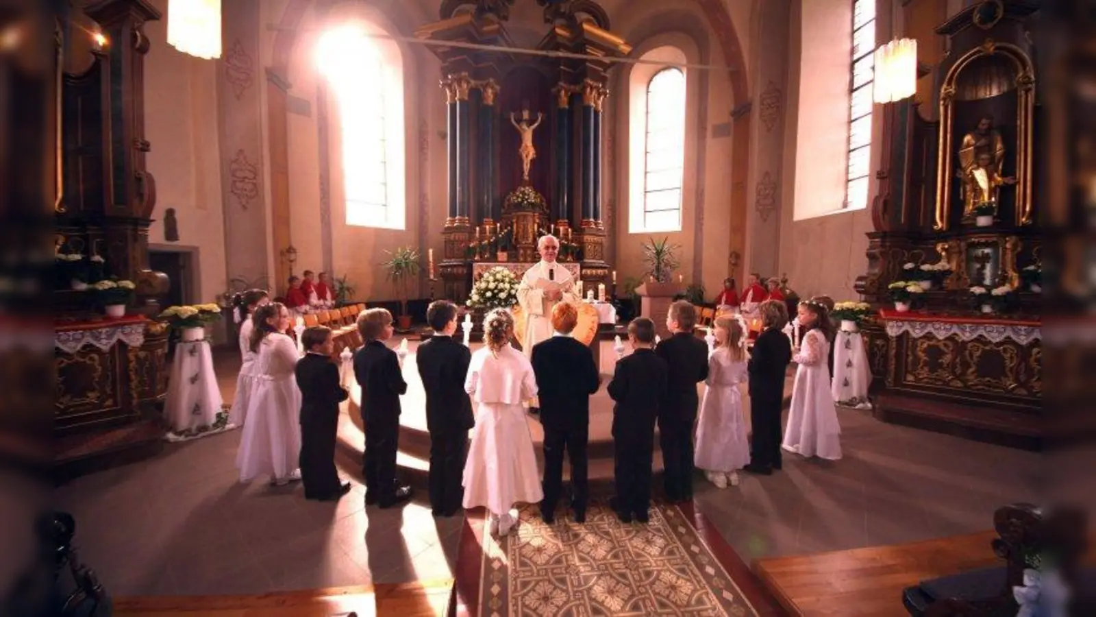 Nach den Osterferien steht in den Pfarrgemeinden der „Weiße Sonntag” an. (Foto: Jens Weber/pixelio.de)