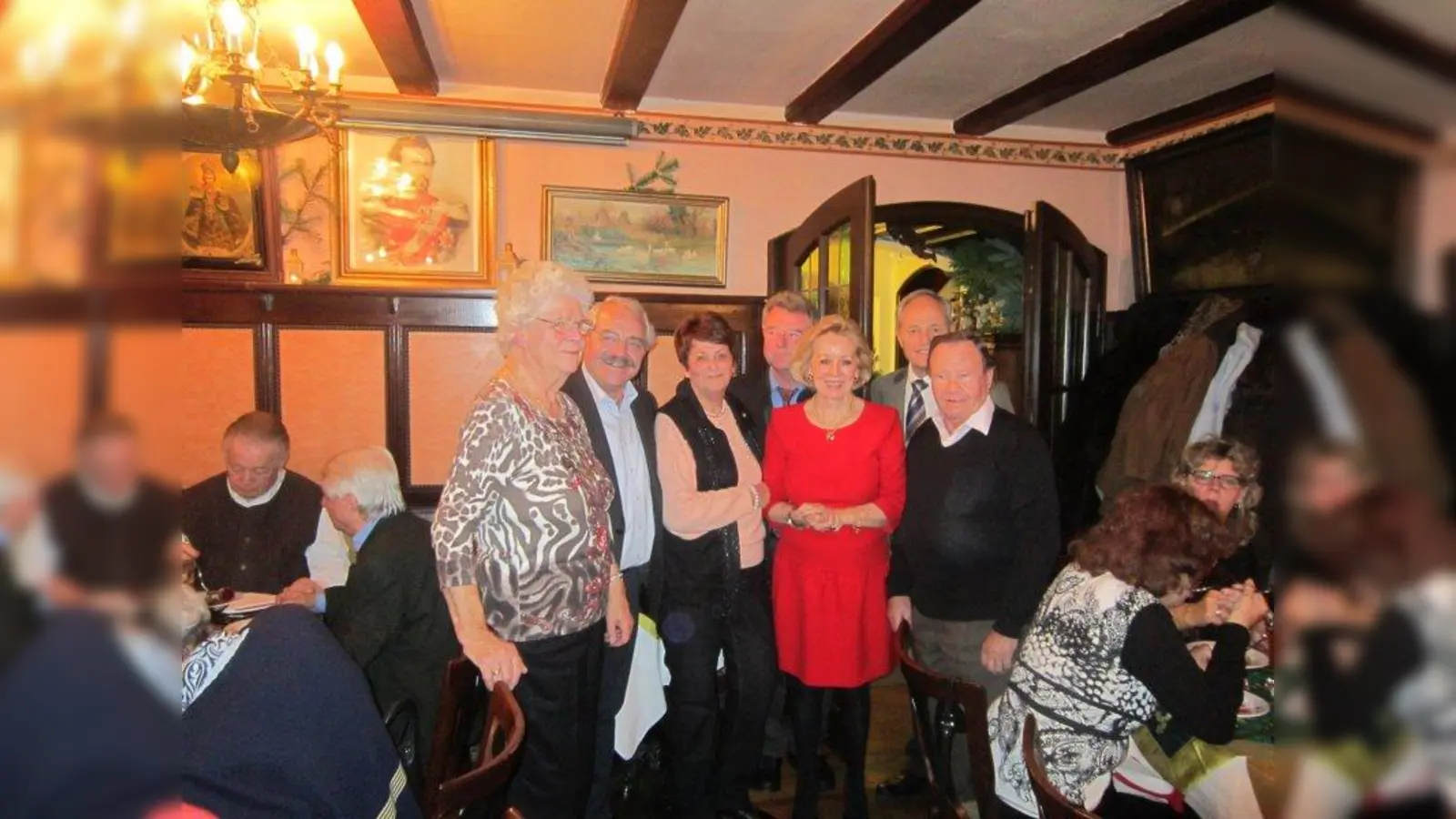 Gertraud Heinrich, Stadtrat Otto Seidl, Helga Kreuzer, Jürgen Steffan, Bezirksvorsitzende Margot Günther, Prof. Eberhard Reinmann und Josef Hohenleitner (v.l.) bei der traditionellen Weihnachtsfeier der Senioren-Union 23a. (Foto: Privat)
