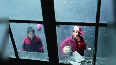 Die beim Fußballspiel zerborstene Scheibe gehört noch zu den harmloseren Schäden, die eine Haftpflichtversicherung abdeckt. (Foto: djd/Neckermann Versicherungen)