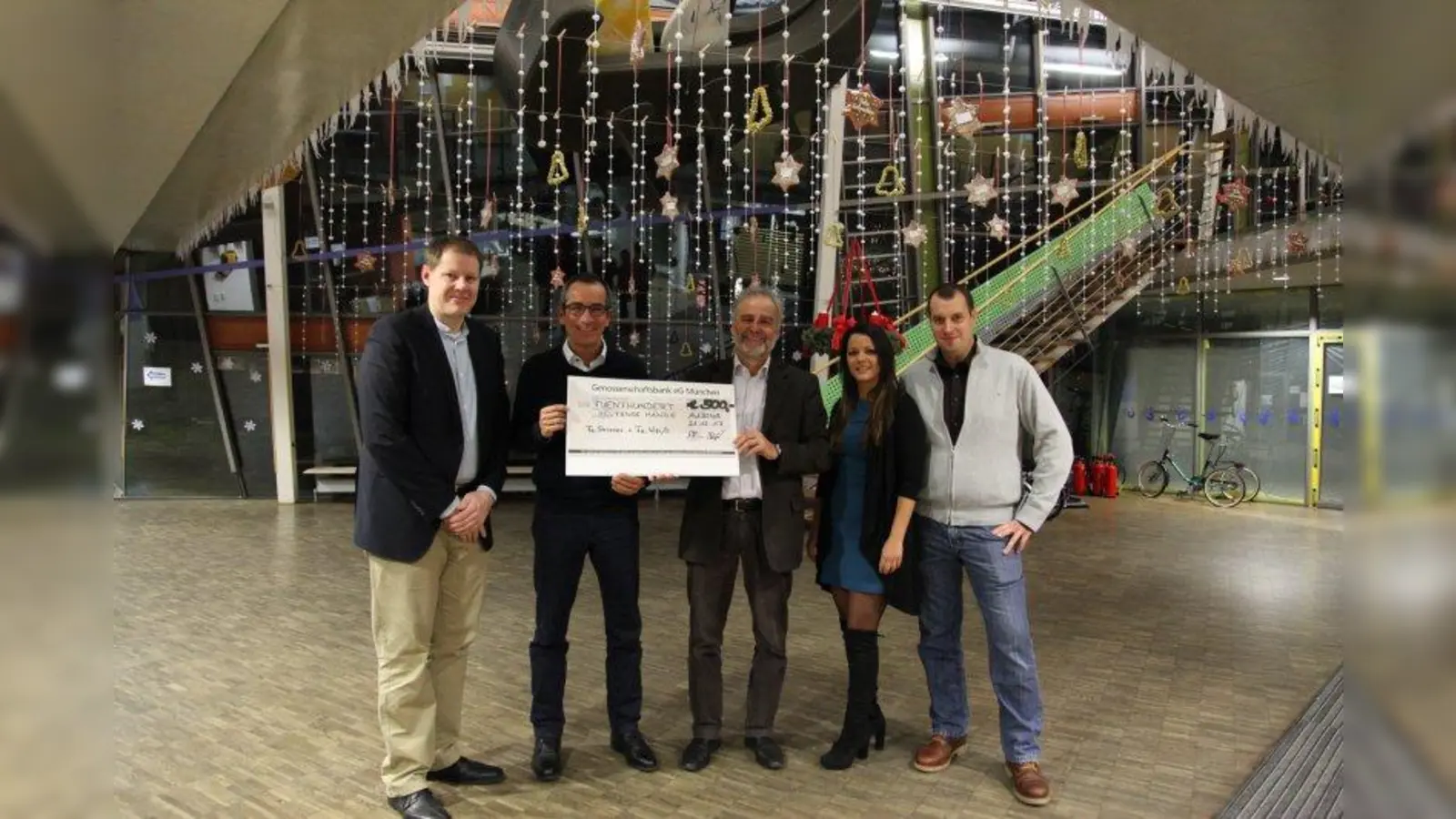 Bei der Scheckübergabe von links: Richard Strixner, Wolfgang Wadlinger, Georg Cordees (Helfende Hände), Steffi und Thomas Weiß. (Foto: Georg Cordes/Helfende Hände)