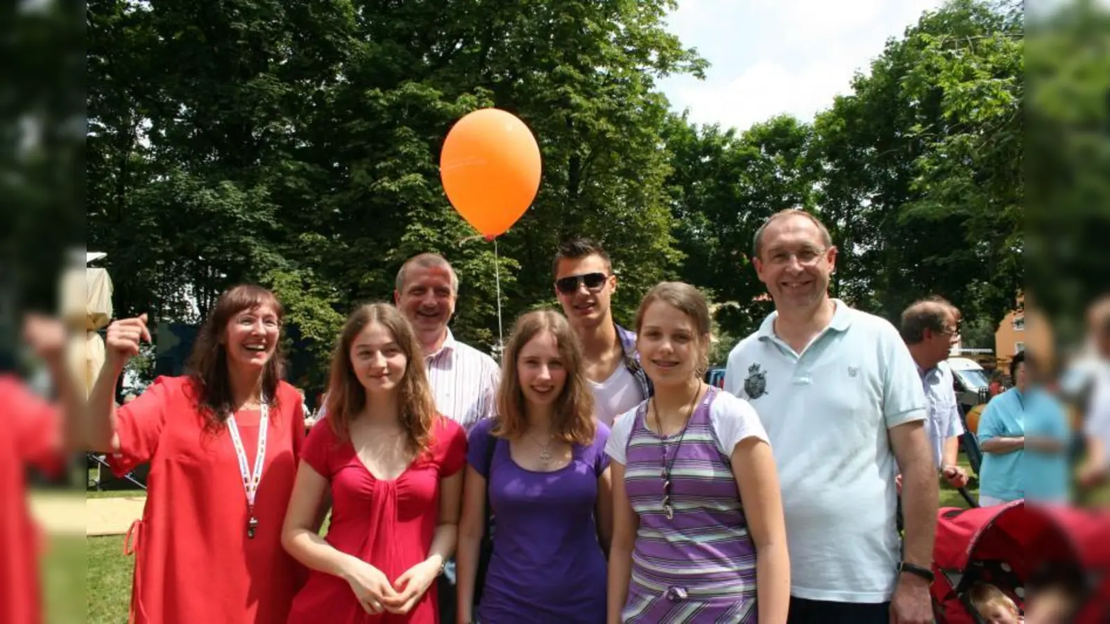 Hoch her ging’s beim Sommerfest der evangelisch-lutherischen Kirchengemeinde Paul-Gerhardt (v.l.): Jutta Fuchs, Deborah Fuchs, Matthias Fuchs, Sophie Kleber, Max Hummel, Deborah Seidlitz und Ex-Stadtrat Max Straßer. (Foto: tg)