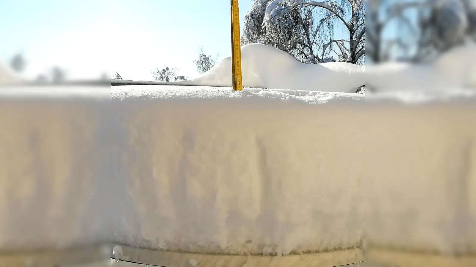 Die Messstelle des Deutschen Wetterdienstes am Olympiapark verzeichnete am Samstag (2. Dezember) nachmittags 46 cm Schneehöhe - mehr wurde in München in einem Dezember bislang nie gemessen (die Aufzeichnungen reichen aber nur bis in die 1930er Jahre zurück). Danach sackten die Schneemassen langsam zusammen - am Morgen des 1. Advents waren es bei unserer „Messstelle” im Münchner Norden noch 38 cm. (Foto: job)