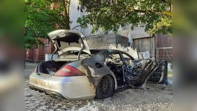 Völlig ausgebrannt ist ein Mercedes CLS 55 AMG in der Nacht auf Freitag auf dem Mariahilfplatz.  (Foto: mha)