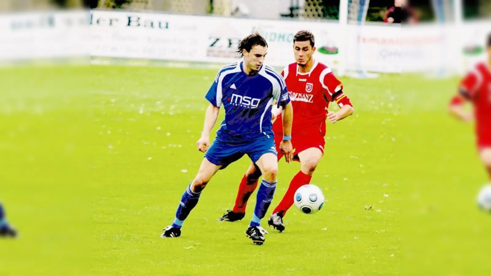 Florian Wolf (li.) eröffnete die große Phase des FC Ismaning nach der Pause mit dem Ausgleich. 	 (Foto: ba)
