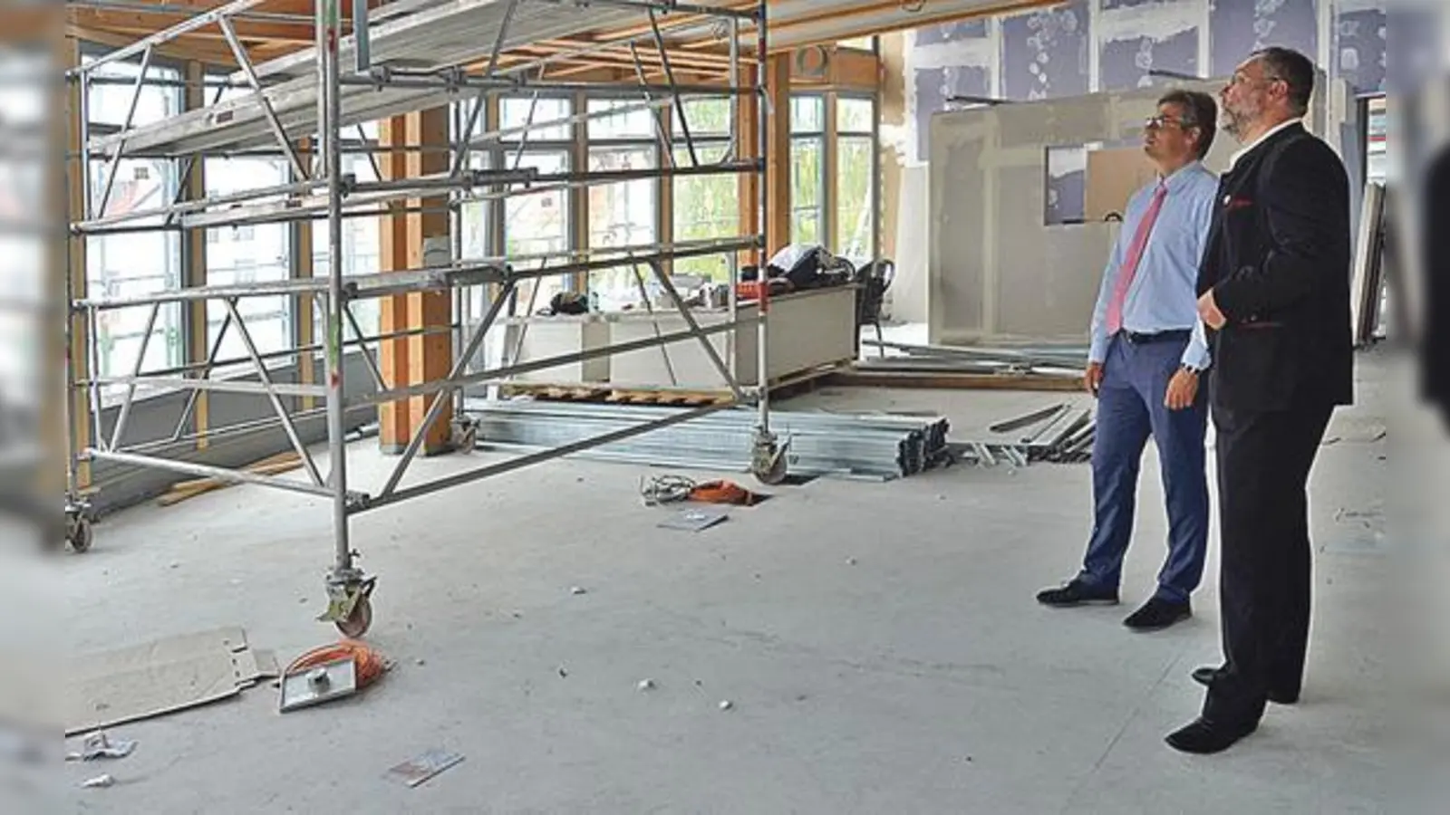 Ismanings Bürgermeister Alexander Greulich (rechts) und Rektor Markus Martini begutachten den Stand der Bauarbeiten im künftigen Lehrerzimmer.	 (Foto: Büro Alexander Greulich)